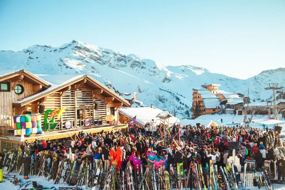 Un public réuni sur une terrasse en station de ski