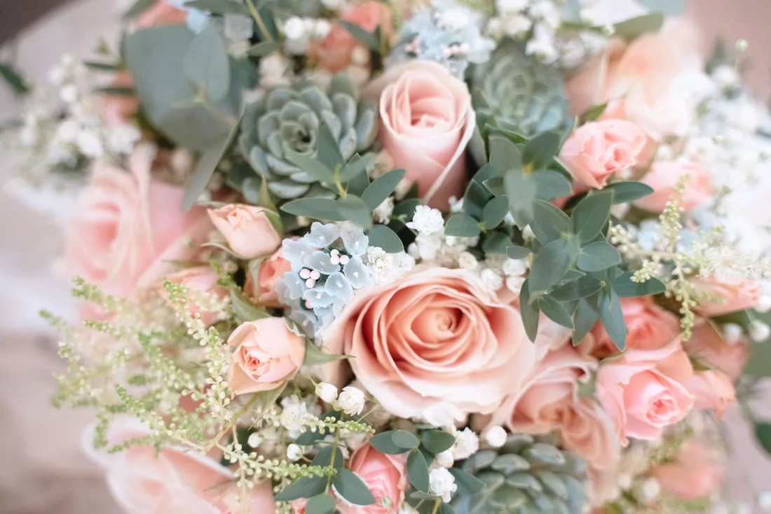 Bouquet de fleurs roses pour un mariage